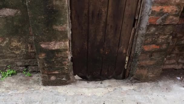 Una Vista Cerca Una Puerta Vieja Una Pared Ladrillo Roto — Vídeo de stock