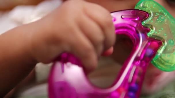 Çiğneme Oyuncağıyla Oynayan Bir Çocuğun Yakın Plan Görüntüsü — Stok video