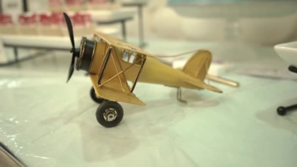 桌上摆放着一架黄色玩具木制飞机作为装饰的特写 — 图库视频影像