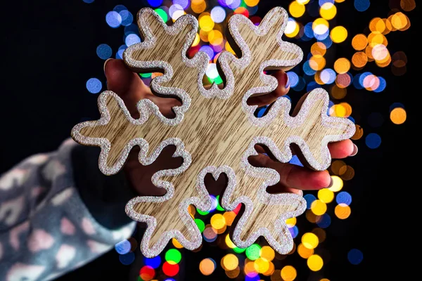 Hållande Jul Snöflinga Dekoration Isolerad Bakgrunden Med Suddiga Ljus December — Stockfoto