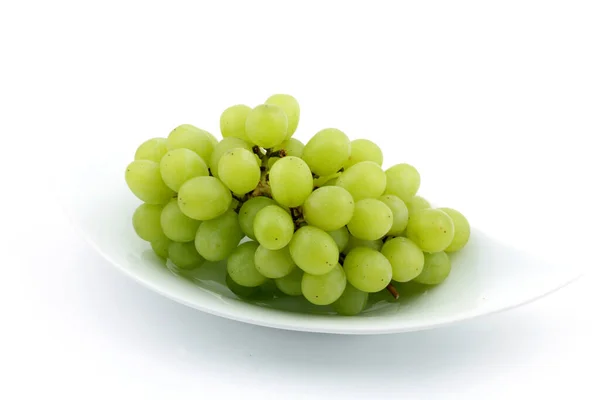 Groene Druiven Geïsoleerd Een Witte Achtergrond — Stockfoto