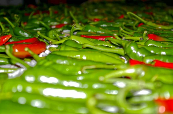 Uma Pilha Pimentas Verdes Vermelhas — Fotografia de Stock