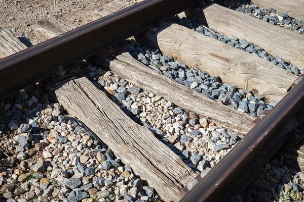 Крупный План Железнодорожных Путей Деревянными Шпалами — стоковое фото