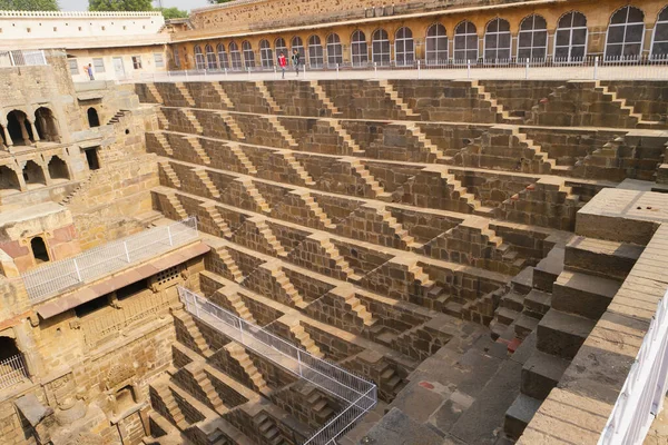 印度拉贾斯坦邦Abhaneri的Chand Baori富水井和池塘的高角拍摄 — 图库照片