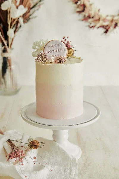 白いテーブルの上に花と母の日のためのおいしいBohoオムレツケーキのクローズアップショット — ストック写真