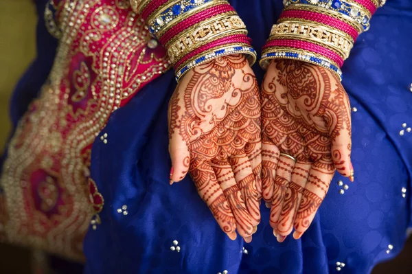 Woman Showing Her Beautiful Henna Tattoos Her Palms — Stockfoto