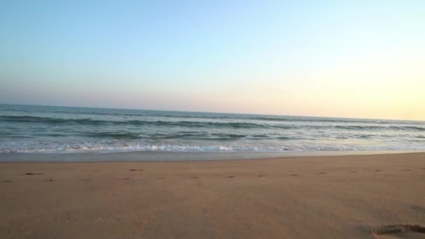 Krásná scenérie moře během úžasného slunečného dne na pláži — Stock video