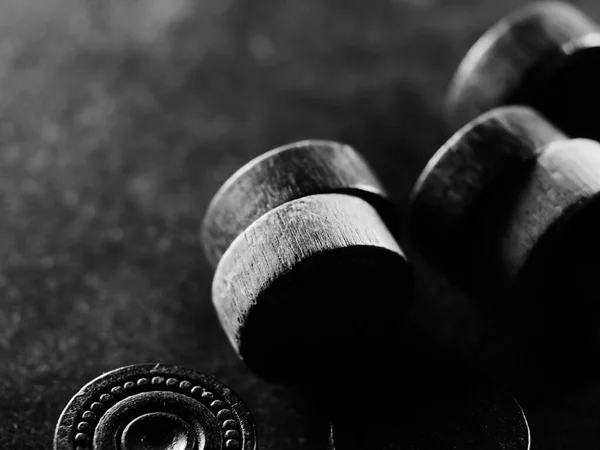 Een Grijswaarden Studio Shot Van Backgammon Fragmenten — Stockfoto