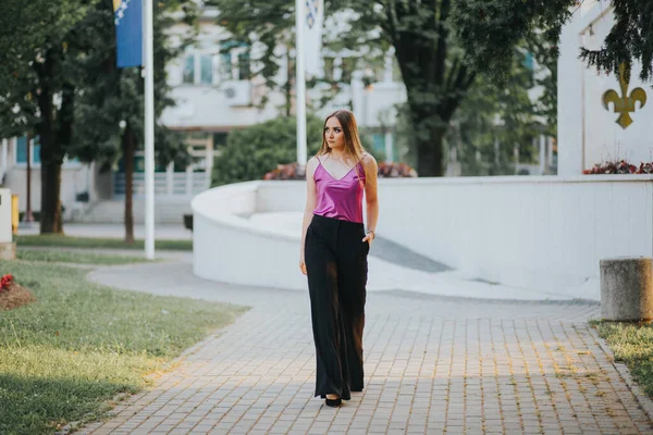 Een Jonge Blonde Vrouw Model Poseren Stoep Een Roze Blouse — Stockfoto