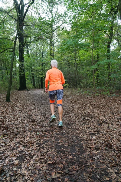 Zbliżenie Kobiety Rasy Białej Odzieżą Sportową Biegającej Jesiennym Lesie — Zdjęcie stockowe