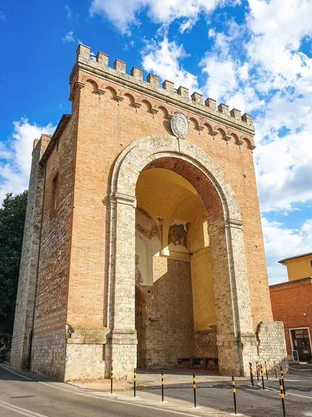 Tiro Ângulo Baixo Uma Arcada Uma Portaria Medieval Cidade Sienna — Fotografia de Stock