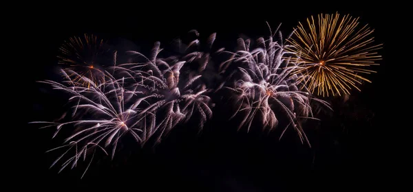 Fényes Ünnepi Tűzijáték Fénysugarak Sötét Égbolton Absztrakt Fénysugarak — Stock Fotó