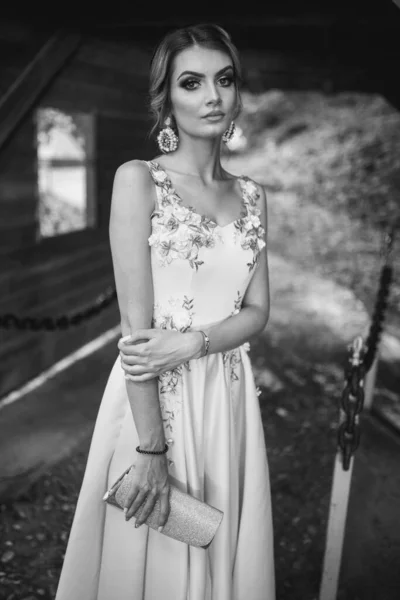 Vertical Greyscale Shot Young Blonde Female Posing Yellow Floral Evening — стоковое фото