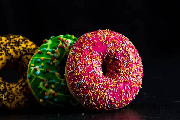 Donuts Envidraçados Com Borrifos Isolados Close Donuts Coloridos — Fotografia de Stock