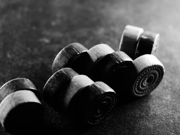 Een Grijswaarden Studio Shot Van Backgammon Fragmenten — Stockfoto