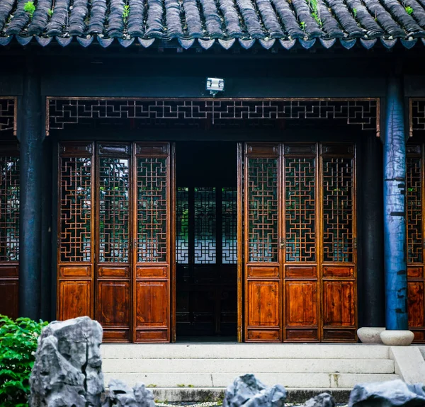 Karmaşık Dekore Edilmiş Ahşap Kapılar Pencere Çerçeveleriyle Bir Asya Tapınağının — Stok fotoğraf