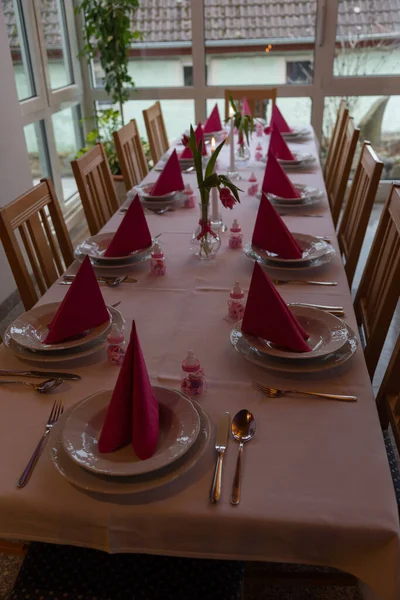 赤いナプキンで設定されたテーブルの垂直ショット — ストック写真