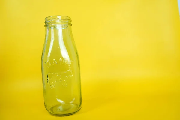 Скляна Пляшка Ізольована Жовтому Фоні — стокове фото