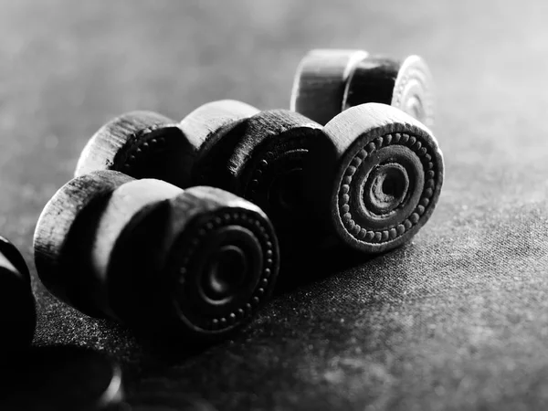 Een Grijswaarden Studio Shot Van Backgammon Fragmenten — Stockfoto