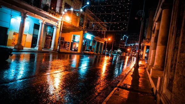 Uma Rua Iluminada Após Chuva Durante Estação Chuvosa Noite — Fotografia de Stock