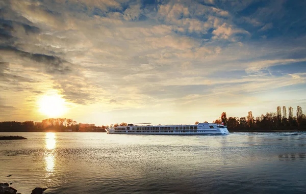 Nave Moderna Sul Mare Tramonto Sfondo Bellissimo — Foto Stock