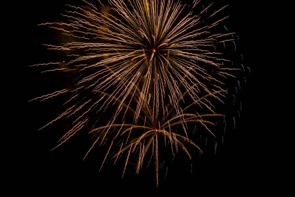 Fogos Artifício Festivos Brilhantes Raios Luz Fundo Céu Escuro Raios — Fotografia de Stock