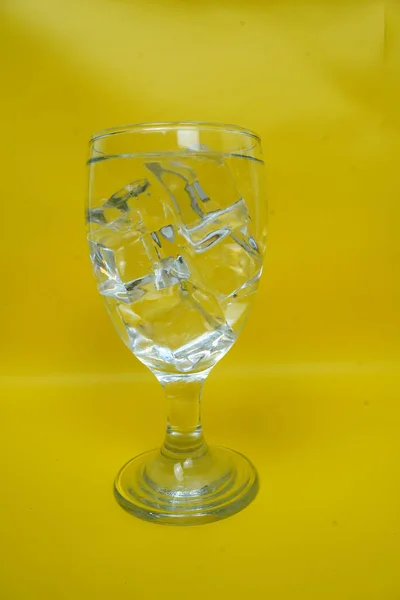 Bicchiere Pieno Acqua Fondo Giallo — Foto Stock
