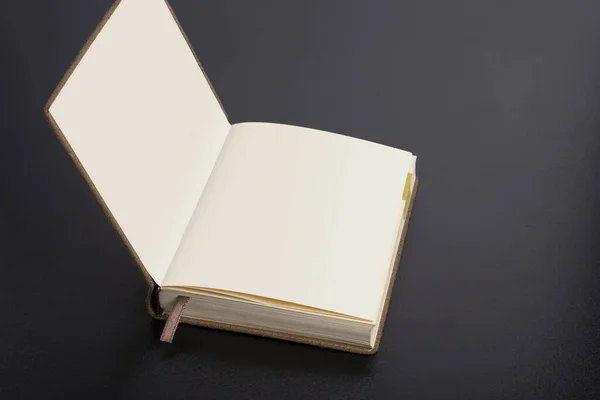 Quotidiano Notebook Planner Con Pagine Oggetti Intelligenti Sfondo Nero Scuro — Foto Stock