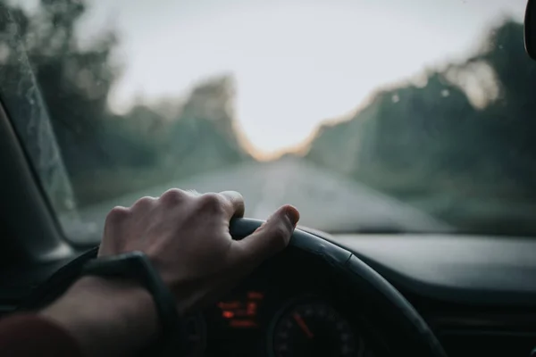 Primer Plano Una Mano Volante Mientras Conduce — Foto de Stock