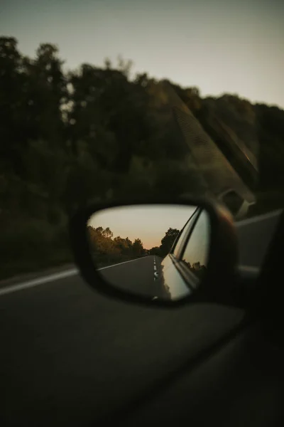 Vertical Shot Car Side View Mirror Reflecting Asphalt Road — Stock Photo, Image
