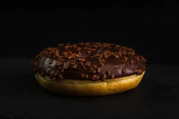 Donut Glaseado Chocolate Con Chispas Chocolate Aisladas Primer Plano Delicioso —  Fotos de Stock