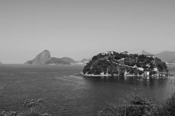 Gråskalig Bild Atlanten Från Niteroi Contemporary Art Museum Niteroi Brasilien — Stockfoto