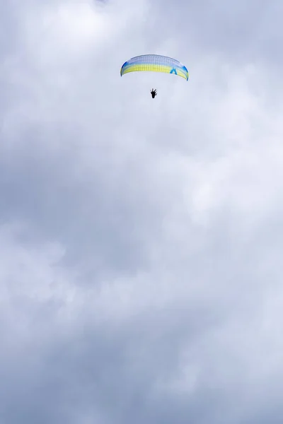 Cliché Angle Bas Ballon Aérien Dans Ciel — Photo