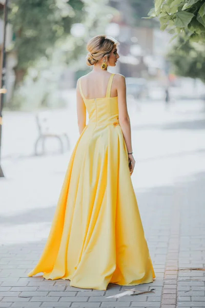 Sarı Bir Gece Elbisesi Içinde Yürüyen Genç Sarışın Bir Kadının — Stok fotoğraf