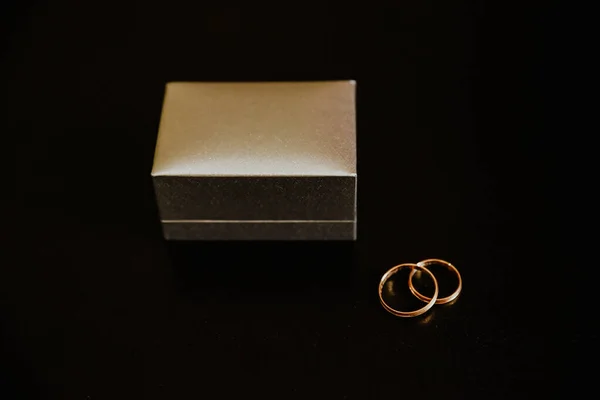 Egy Közeli Felvétel Jegygyűrűk Szimbolizálásáról Egy Doboz Közelében — Stock Fotó