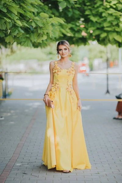 Vertical Shot Young Blonde Female Posing Yellow Floral Evening Dress — Stock Photo, Image