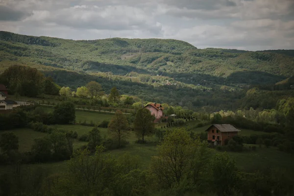 Eine Malerische Ansicht Einer Landschaft Auf Einem Bewölkten Himmelshintergrund — Stockfoto