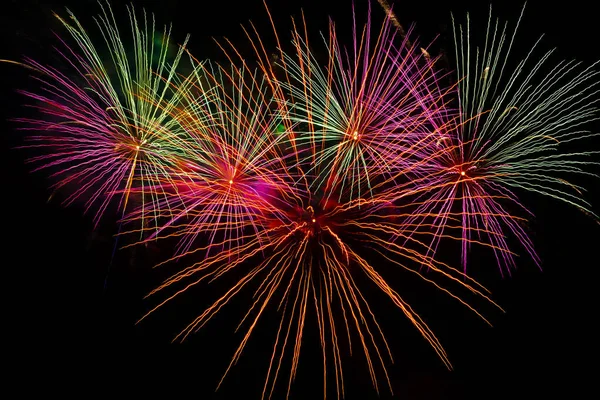 Fuochi Artificio Festivi Lucenti Raggi Luce Uno Sfondo Cielo Scuro — Foto Stock
