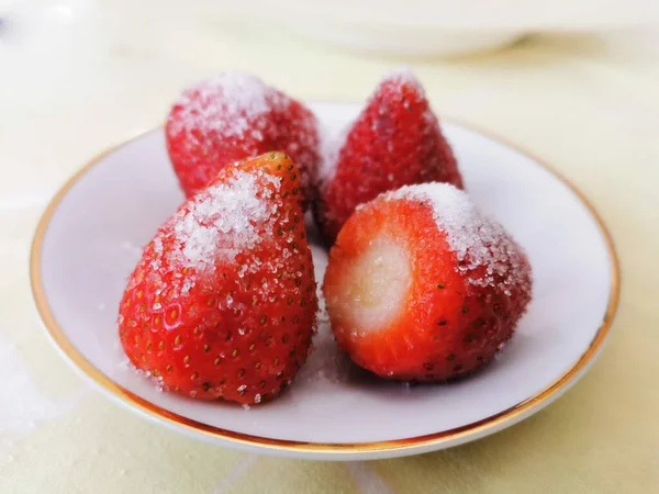 Eine Nahaufnahme Von Mit Zucker Bestreuten Erdbeeren — Stockfoto