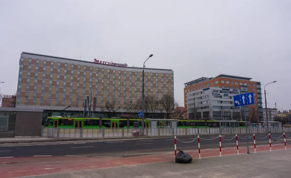 Poznan Polen Januar 2018 Grüne Straßenbahn Einer Haltestelle Des Öffentlichen — Stockfoto