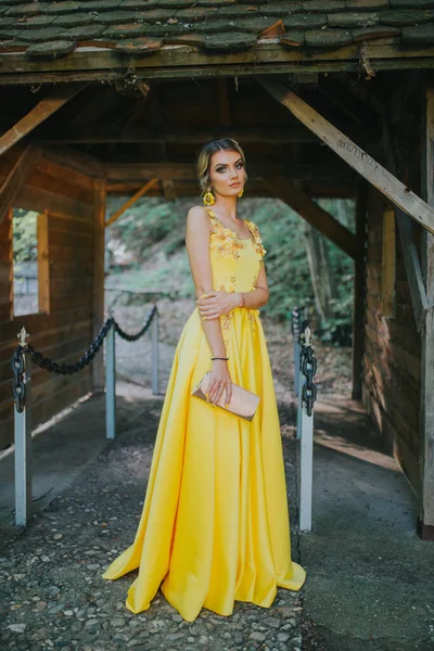 Kırsal Bir Kulübede Sarı Çiçekli Bir Gece Elbisesi Giymiş Genç — Stok fotoğraf