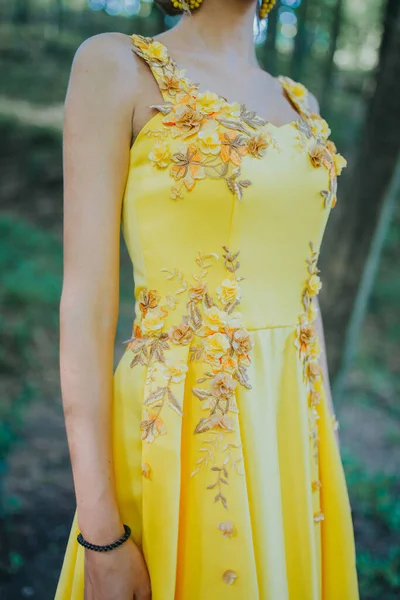 Vertikální Záběr Mladé Blondýny Pózující Žlutých Květinových Večerních Šatech Lese — Stock fotografie