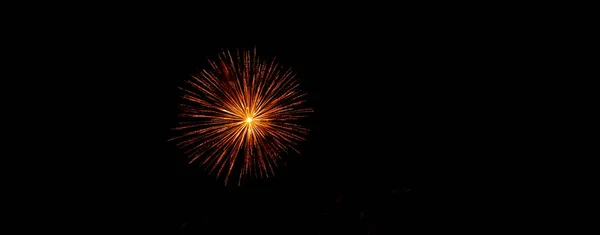 Fuegos Artificiales Festivos Brillantes Rayos Luz Sobre Fondo Cielo Oscuro — Foto de Stock