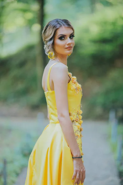 Una Foto Vertical Una Joven Rubia Posando Vestido Noche Floral — Foto de Stock