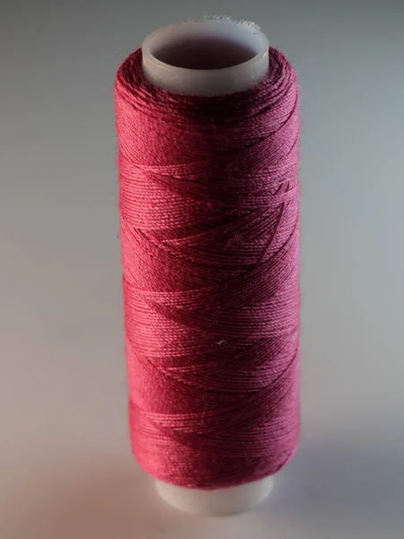 真紅の縫製糸の垂直ショット — ストック写真