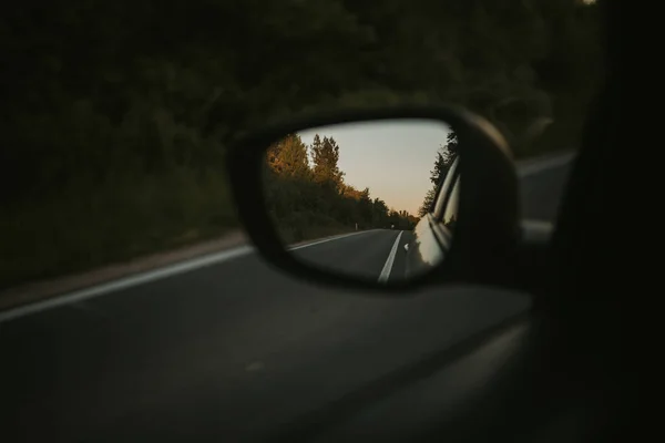 Μια Όμορφη Θέα Ορατή Από Έναν Καθρέφτη Πλευρά Αυτοκινήτου — Φωτογραφία Αρχείου