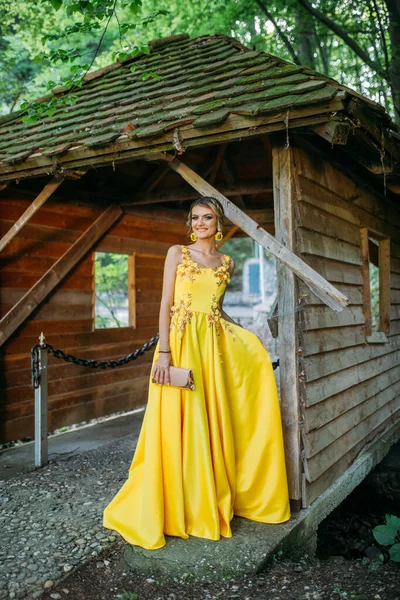Kırsal Bir Kulübede Sarı Çiçekli Bir Gece Elbisesi Giymiş Genç — Stok fotoğraf
