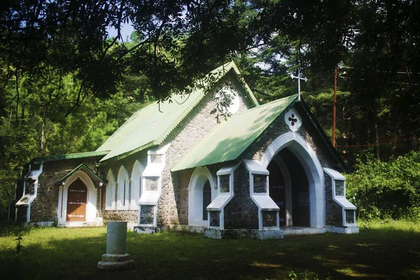 Uma Igreja Humilde Com Luz Solar Brilhando Seu Telhado Uma — Fotografia de Stock