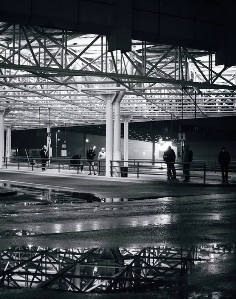 Brno Tsjechië Apr 2021 Nachtfoto Van Het Busstation Regen Reflectie — Stockfoto