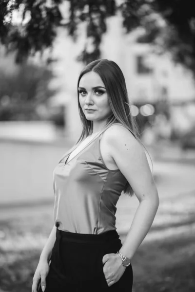 Vertical Greyscale Shot Young Blonde Female Model Posing Sidewalk — Stock Photo, Image